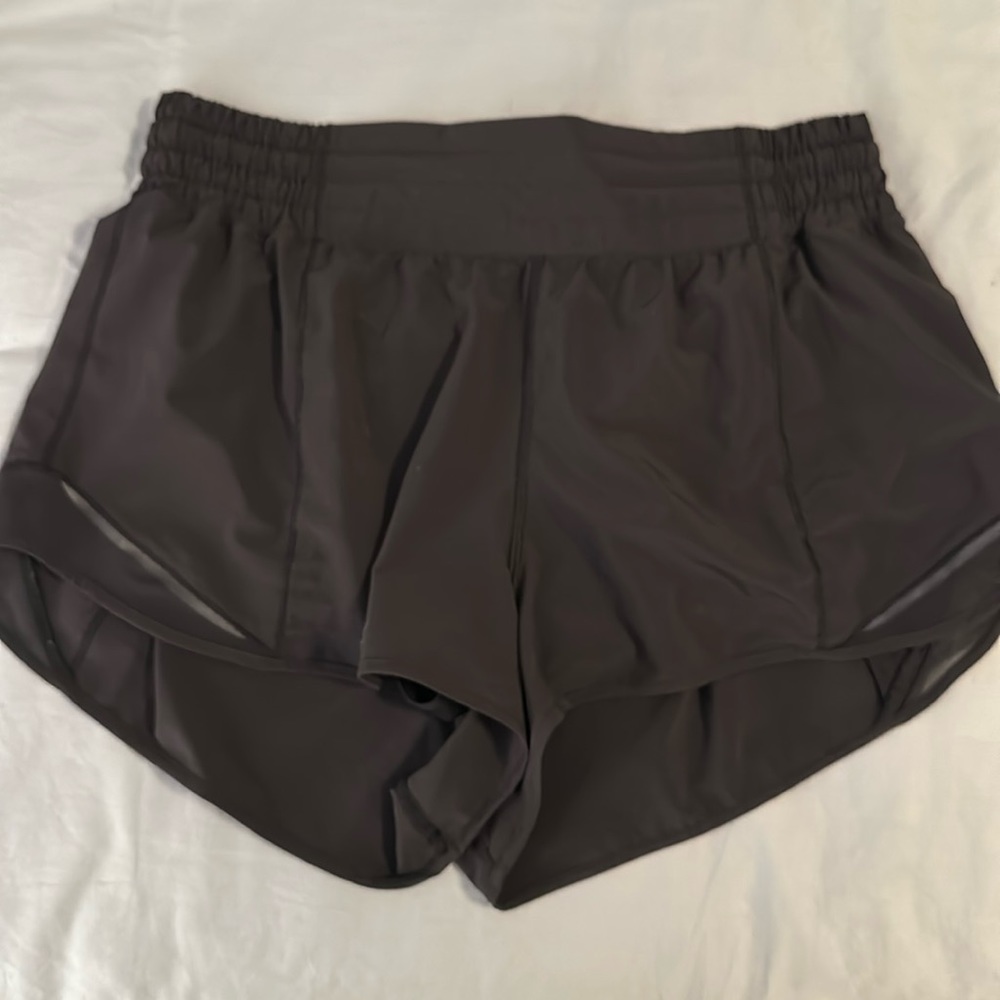 LULULEMON SIZE 10 HOTTY HOT 2.5 inch SHORTS
